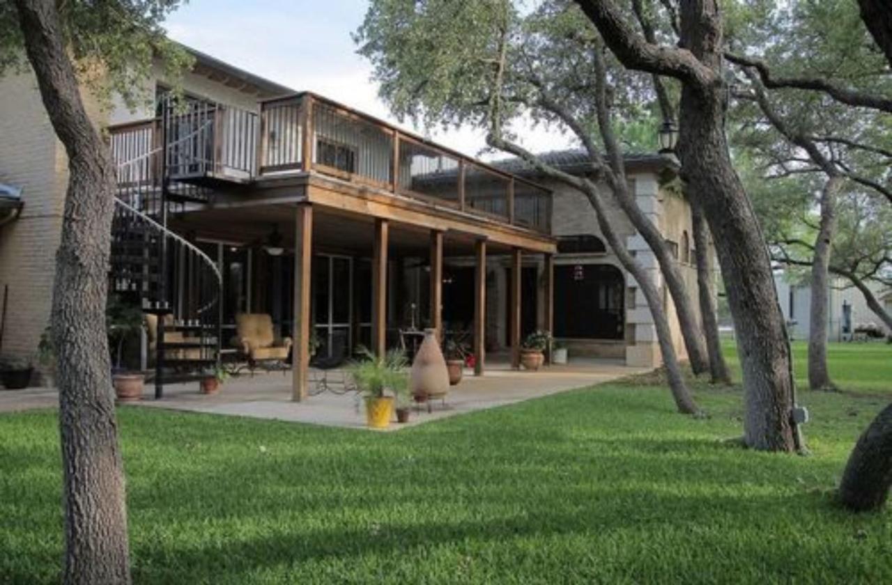 Live Oaks Bed And Breakfast Uvalde Exterior photo