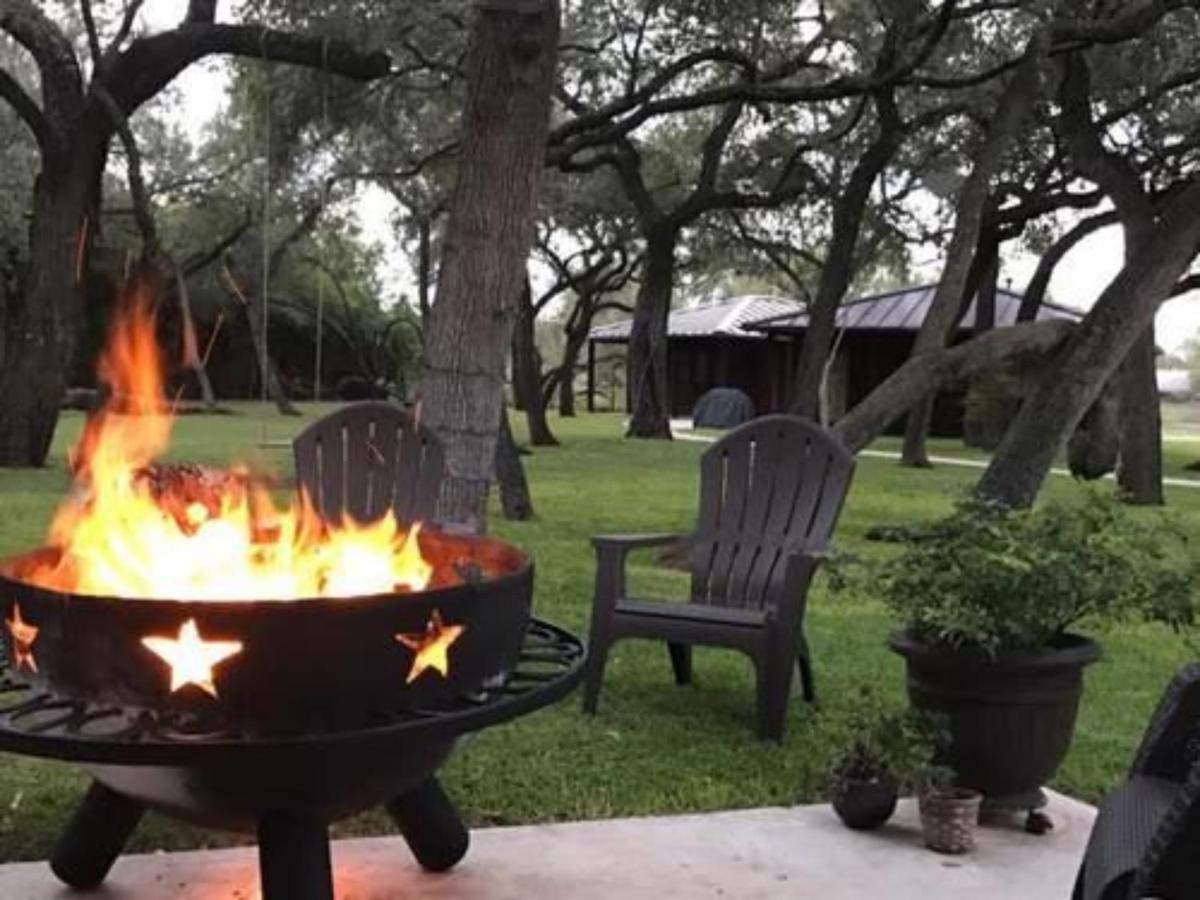 Live Oaks Bed And Breakfast Uvalde Exterior photo