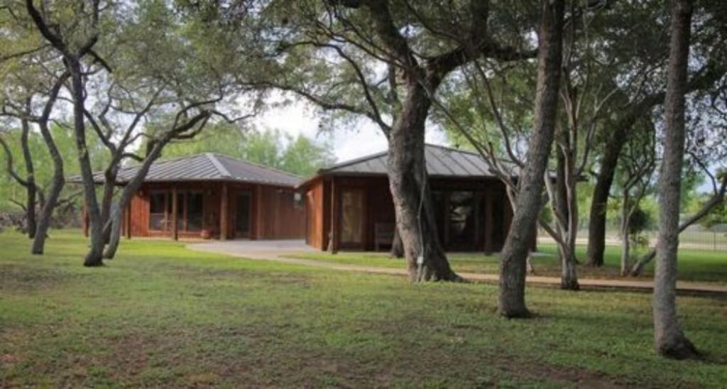Live Oaks Bed And Breakfast Uvalde Exterior photo