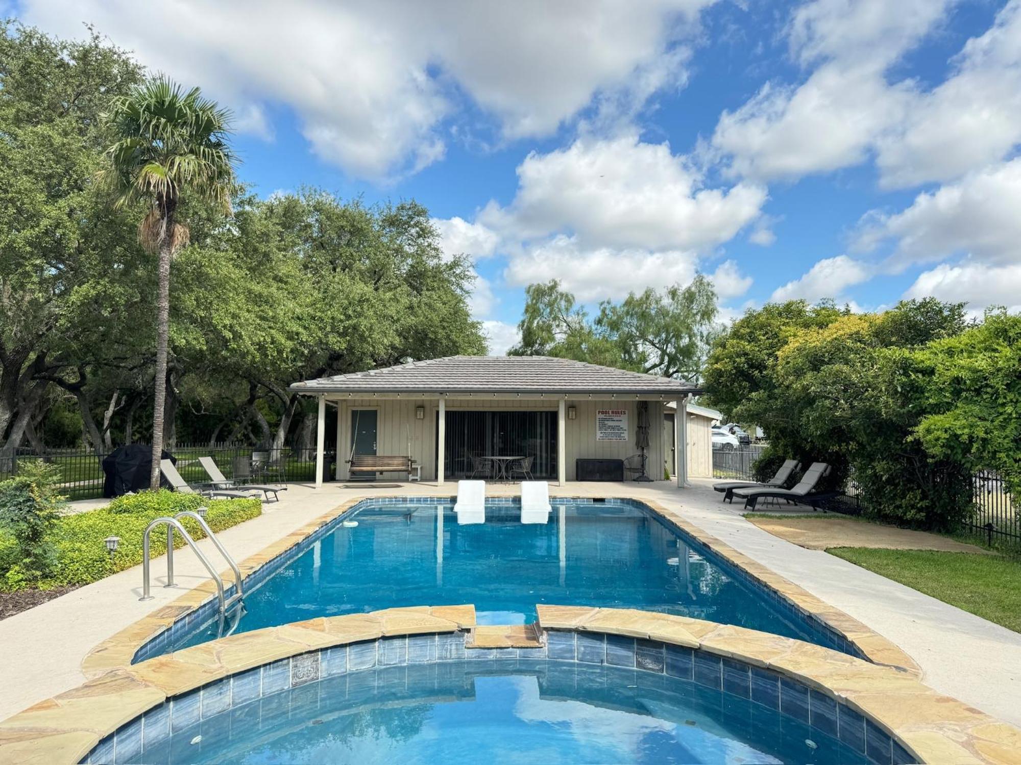 Live Oaks Bed And Breakfast Uvalde Exterior photo