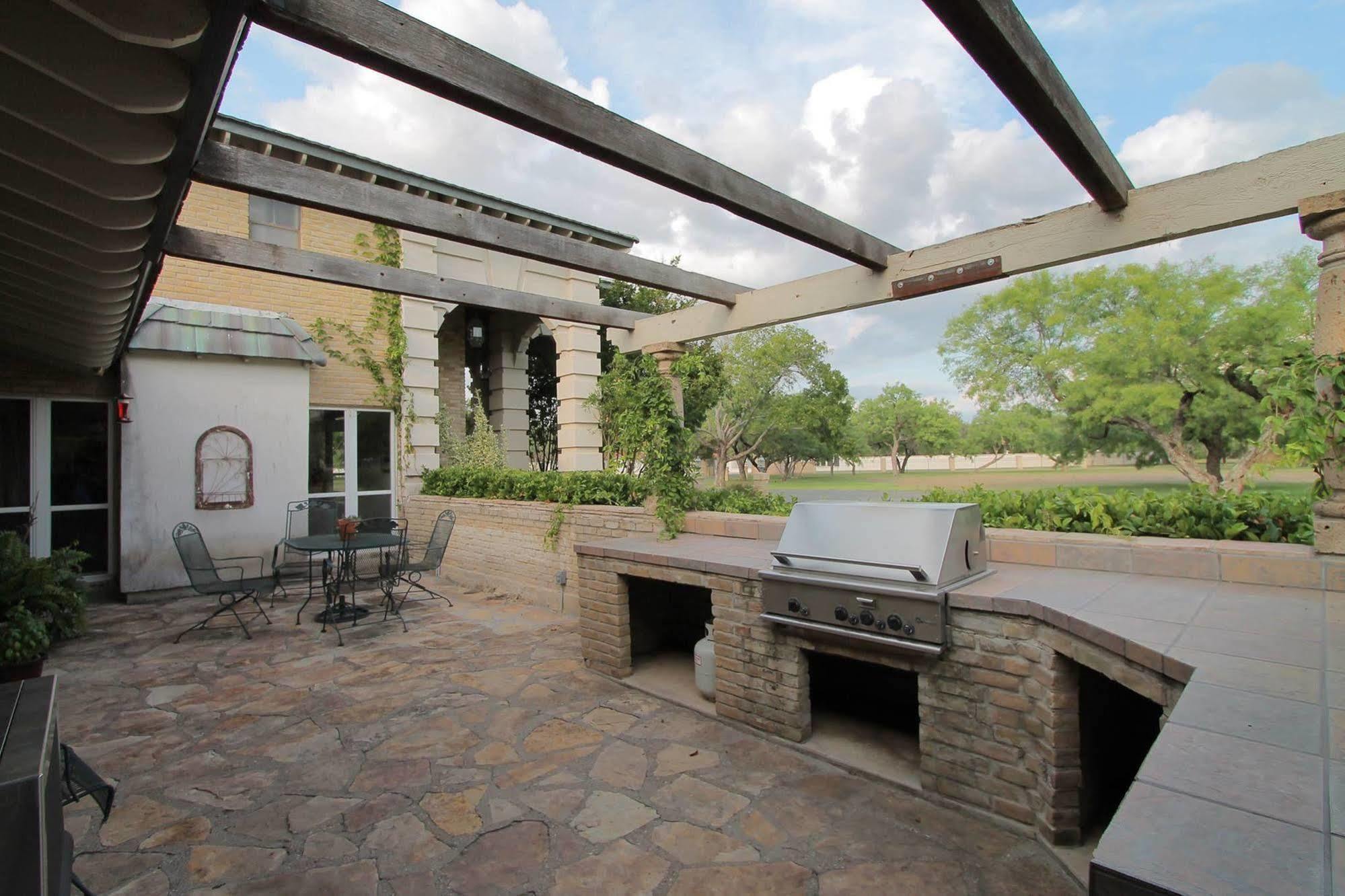Live Oaks Bed And Breakfast Uvalde Exterior photo