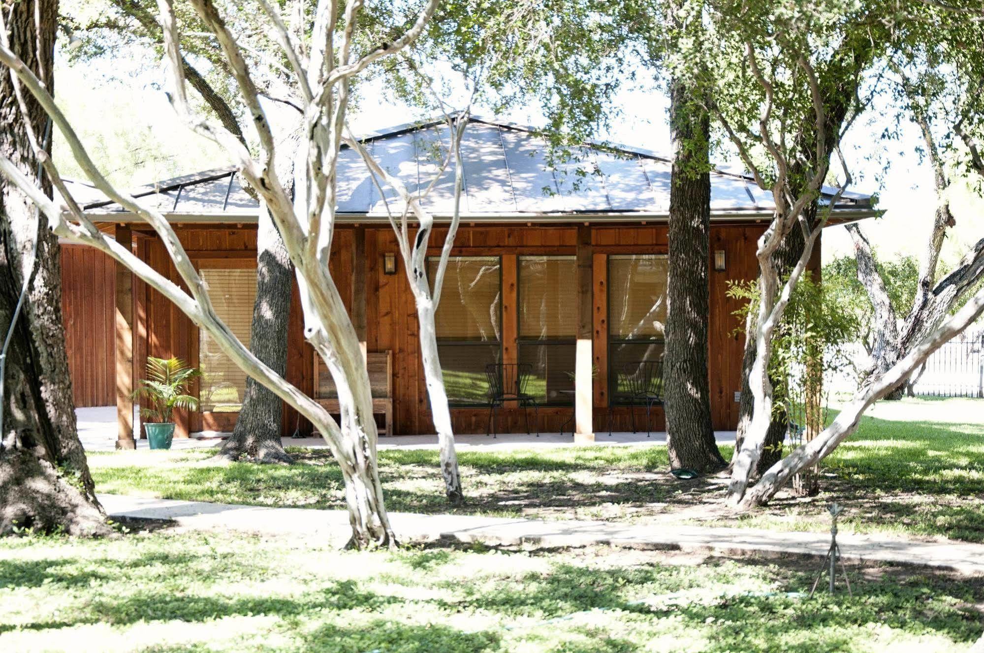Live Oaks Bed And Breakfast Uvalde Exterior photo